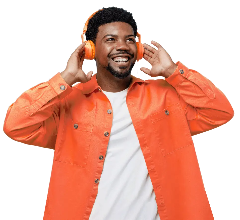 Mann mit Kopfhörer hört Spotify Ads